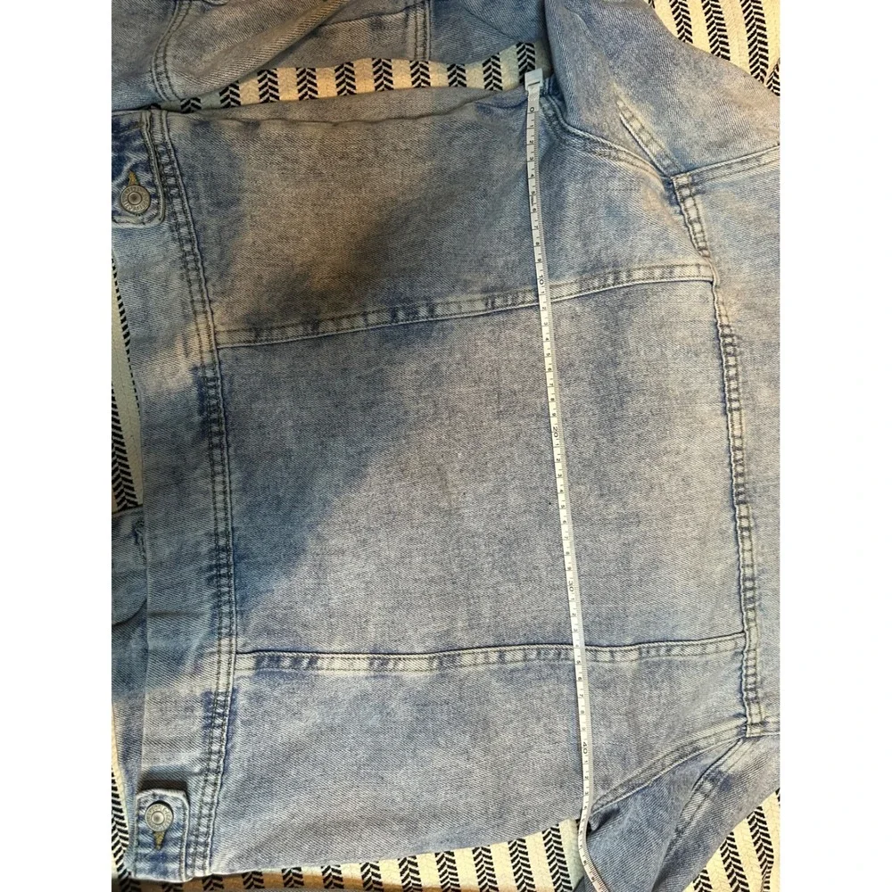 Free People Distressed Denim Jacket Light Wash Frayed Pockets Button Front Women - Picture 8 of 10